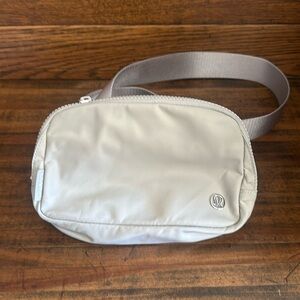 Lululemon Everywhere belt bag, Linen color